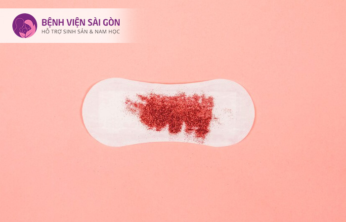Máu kinh màu hồng có thể là do người nữ đó đang giảm cân quá mức hoặc đang bị thiếu máu