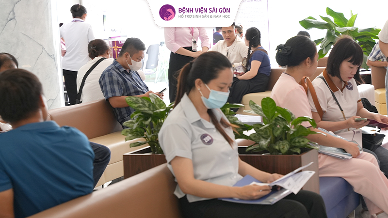 Rất đông ba mẹ đã đến từ rất sớm để hoàn tất thủ tục thăm khám sức khoẻ sinh sản miễn phí