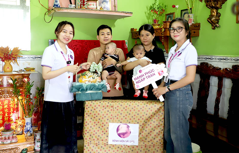 Khách hàng Lữ Đỗ Hà Thanh cùng đội ngũ nhân viên hỗ trợ tại Bệnh Viện Hỗ Trợ Sinh Sản & Nam Học Sài Gòn Khách hàng Lữ Đỗ Hà Thanh cùng đội ngũ nhân viên hỗ trợ tại Bệnh Viện Hỗ Trợ Sinh Sản & Nam Học Sài Gòn